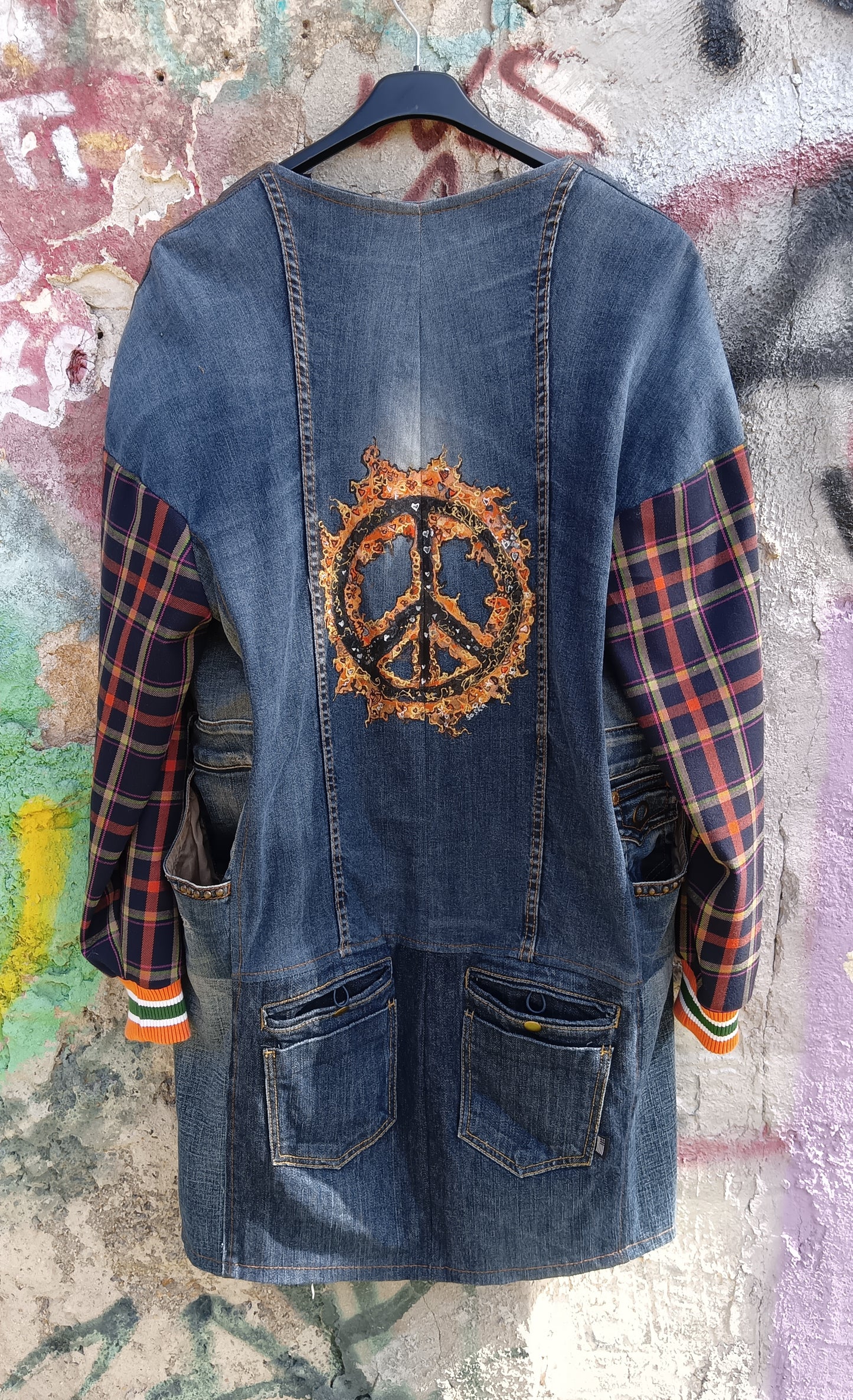 Spolverino in Denim Riciclato con Maniche in Tartan e Dettagli Artistici
