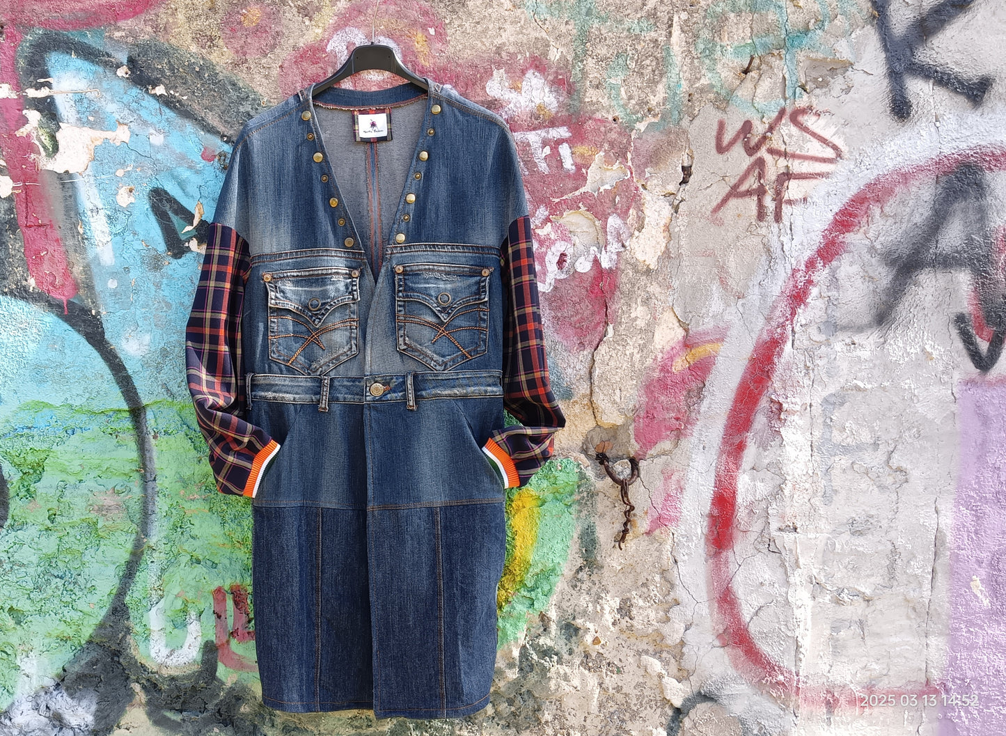 Spolverino in Denim Riciclato con Maniche in Tartan e Dettagli Artistici