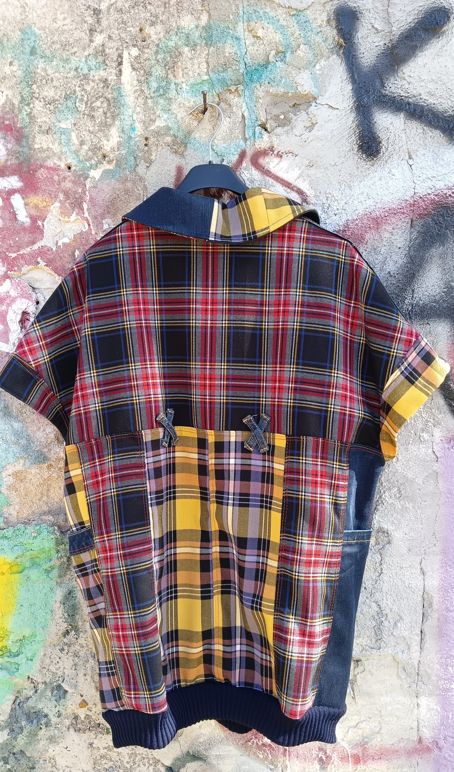 Felpa Unisex Smanicata in Patchwork di Denim Riciclato