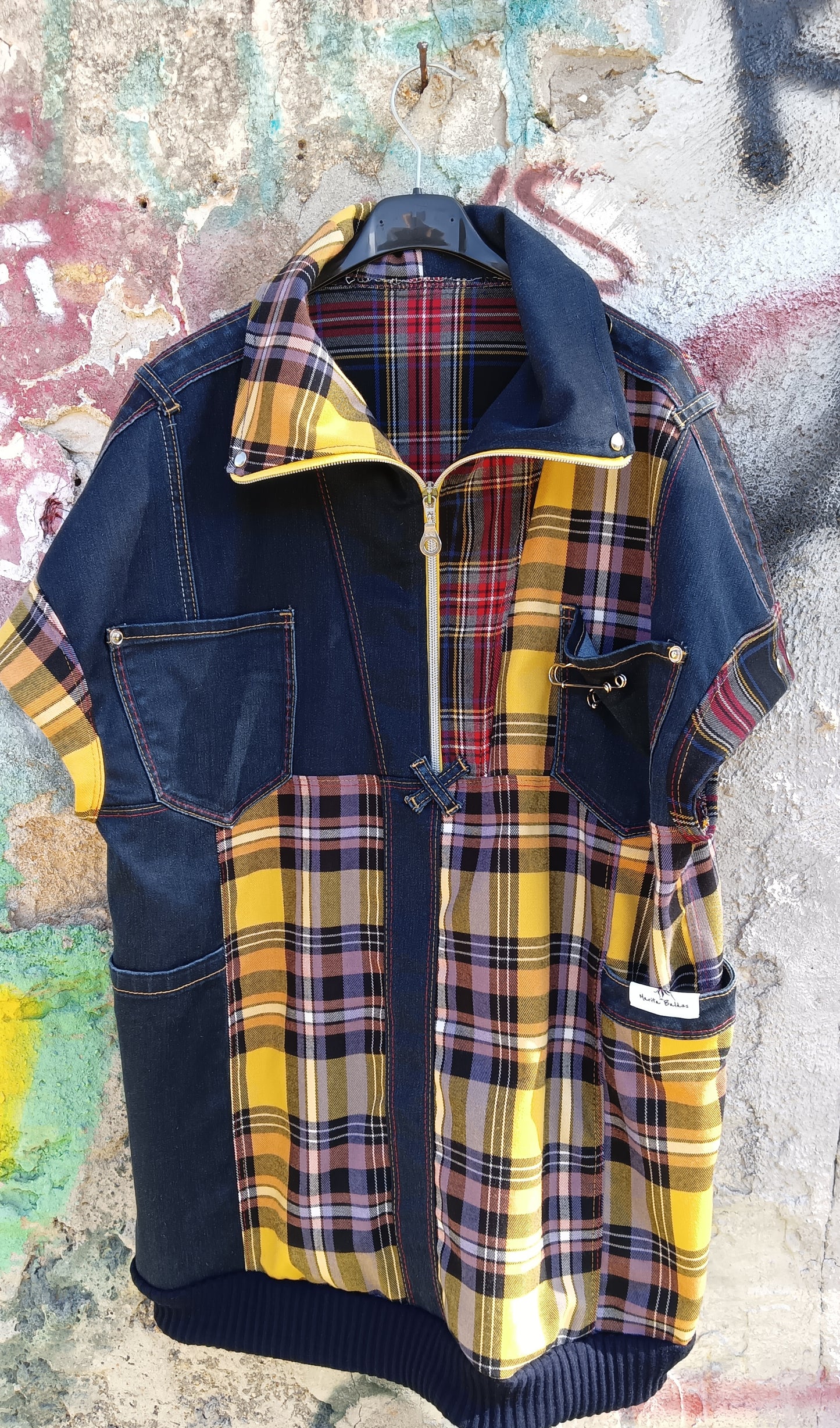 Felpa Unisex Smanicata in Patchwork di Denim Riciclato