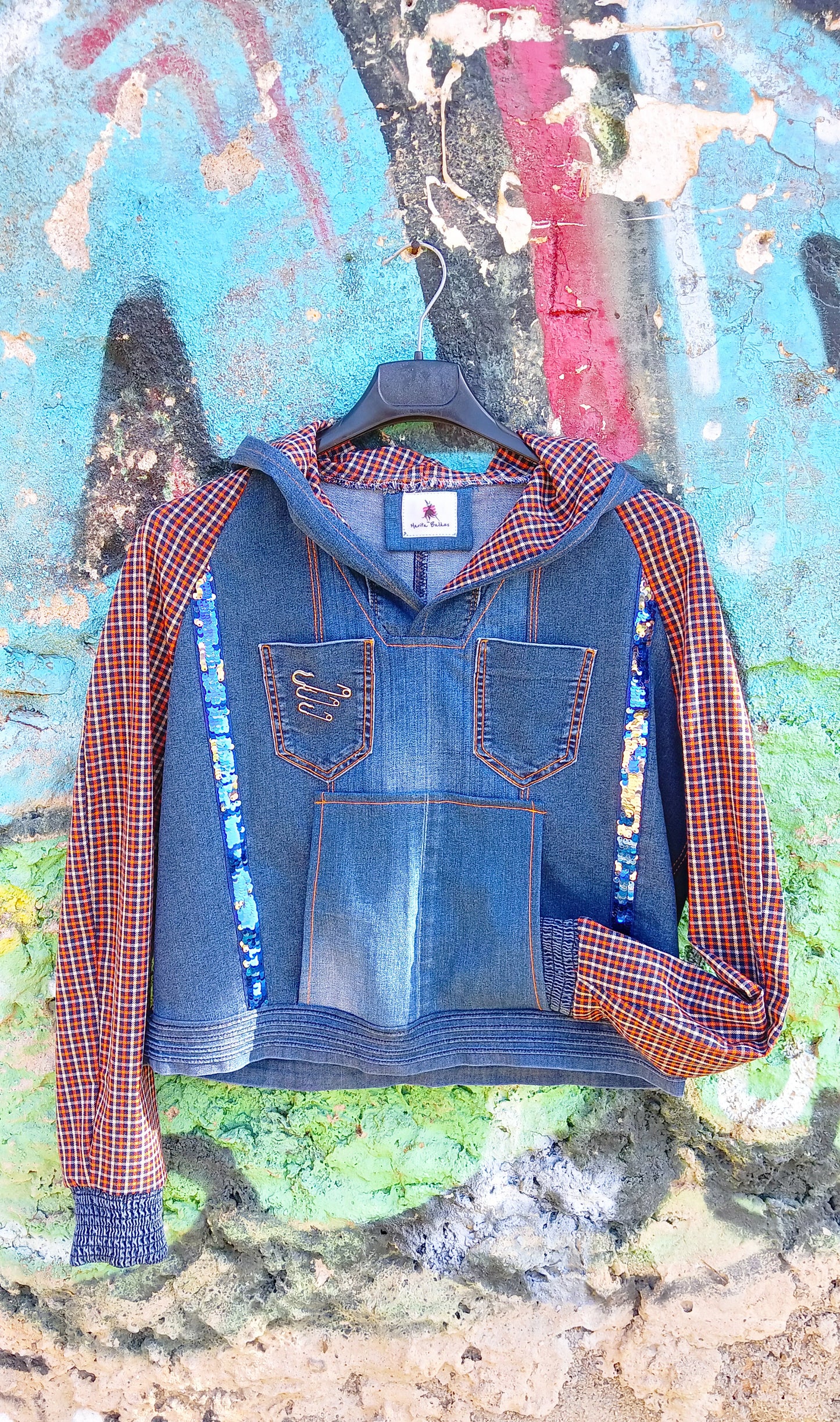 Felpa Corta da Donna in Denim Riciclato con Maniche in Tartan