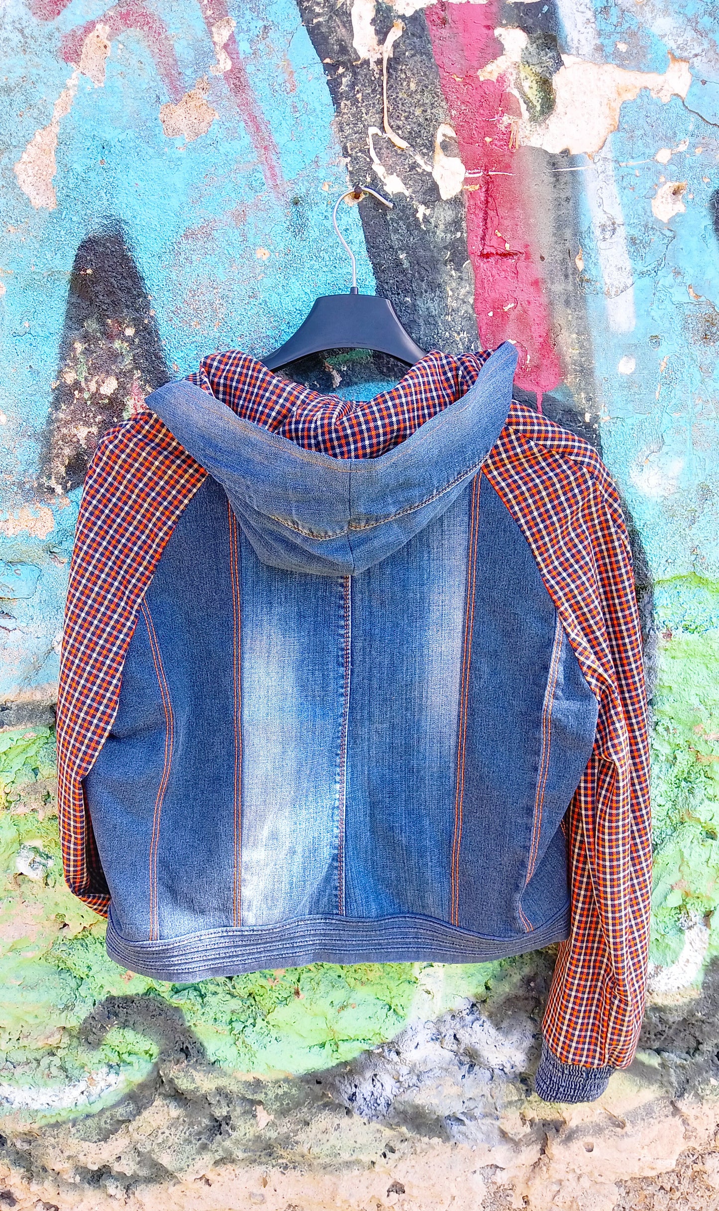 Felpa Corta da Donna in Denim Riciclato con Maniche in Tartan