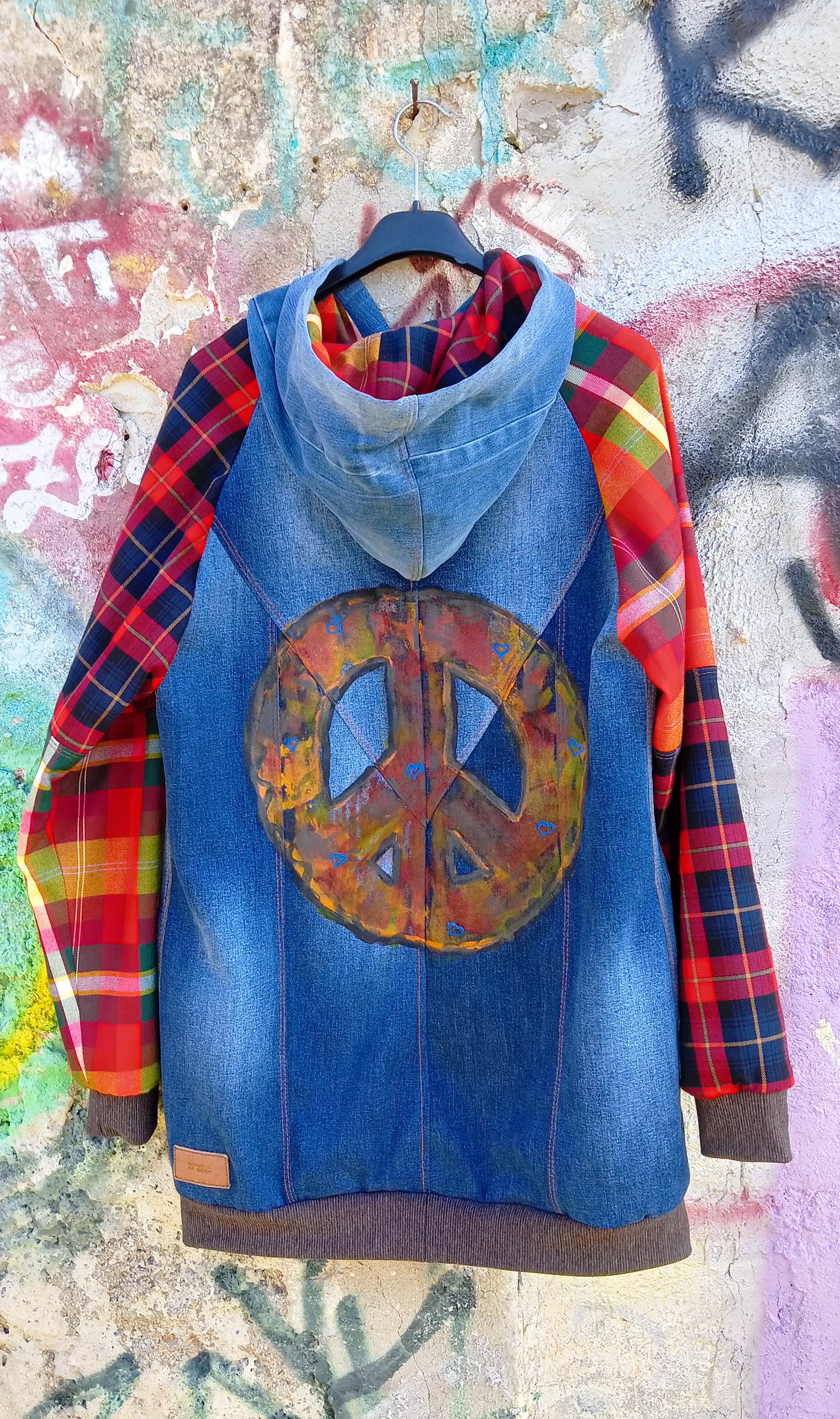 Felpa Lunga Unisex in Denim Riciclato con Maniche in Tartan e Dettagli Artistici