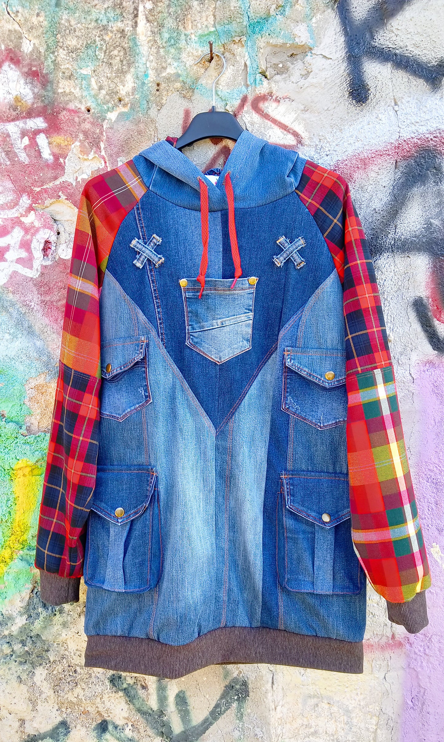 Felpa Lunga Unisex in Denim Riciclato con Maniche in Tartan e Dettagli Artistici