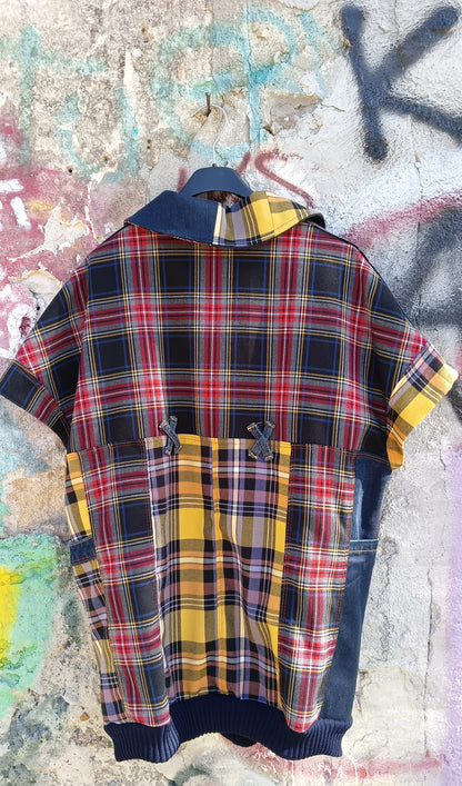 Felpa Unisex Smanicata in Patchwork di Denim Riciclato