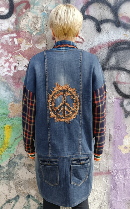 Spolverino in Denim Riciclato con Maniche in Tartan e Dettagli Artistici