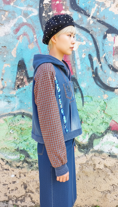Felpa Corta da Donna in Denim Riciclato con Maniche in Tartan