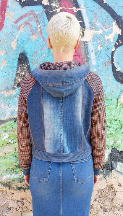 Felpa Corta da Donna in Denim Riciclato con Maniche in Tartan